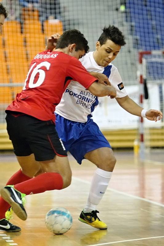 Futsalisté brněnského Tanga (v bílém) poprvé porazili mistrovskou Chrudim.