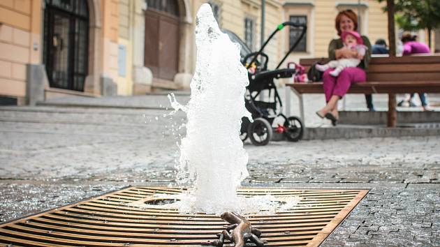 Krokodýl střežící jednu ze tří nových fontán na brněnském Zelném trhu musel na čas zmizet kvůli opravám. Na dvaceticentime­trovou figuru někdo poškodil.