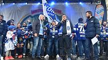 Hokejisté brněnské Komety si vychutnali oslavy titulu na pódiu. Hvězdy týmu pak rozdávaly lidem autogramy.