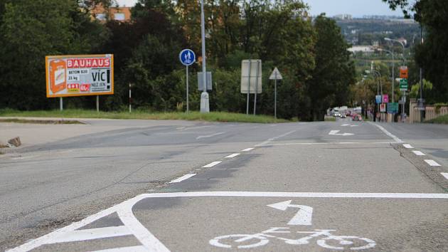 Nové cyklopruhy pro cyklisty v Jihlavské ulici.