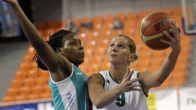 Basketbalistka brněnského Valosunu Irena Borecká (vpravo).