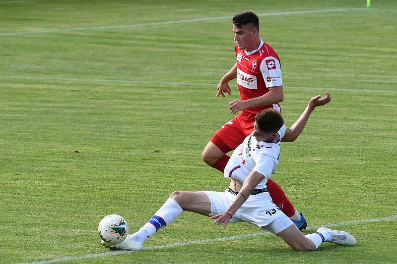 17.6.2020 - 24 kolo F:NL mezi domácí SK Líšeň v bílém (Jakub Černín) a FK Pardubice (Pavel Zifčák)