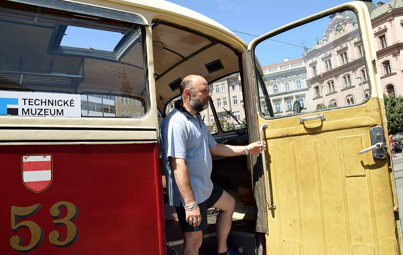 Centrum Brna se o víkendu vrátilo o sto let zpátky v čase. Konaly se zde totiž tradiční Dny dopravní nostalgie, které zpestřili se svými vozy také účastníci závodu historických vozidel 1000 mil československých.