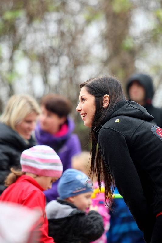 Do brněnské zoologické zahrady vyrazily desítky lidí. Podepsala se jim tam zpěvačka Ewa Farna.