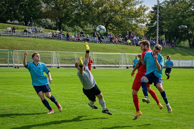 Bohuničtí fotbalisté (v červeném) přehráli v brněnském derby Moravskou Slavii jasně 4:0.