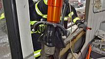 Brněnští hasiči nacvičovali vytvoření přístupové a záchranné cesty, dělení karoserie vozu nebo volbu vhodných technických prostředků k vyprošťování.