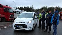 Zaskočeným řidičům nerozdávali v úterý na dálnici D1 u Devíti křížů policisté pokuty, ale informační letáky a reflexní vesty.