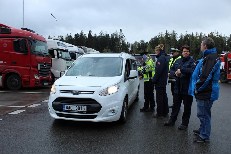 Zaskočeným řidičům nerozdávali v úterý na dálnici D1 u Devíti křížů policisté pokuty, ale informační letáky a reflexní vesty.