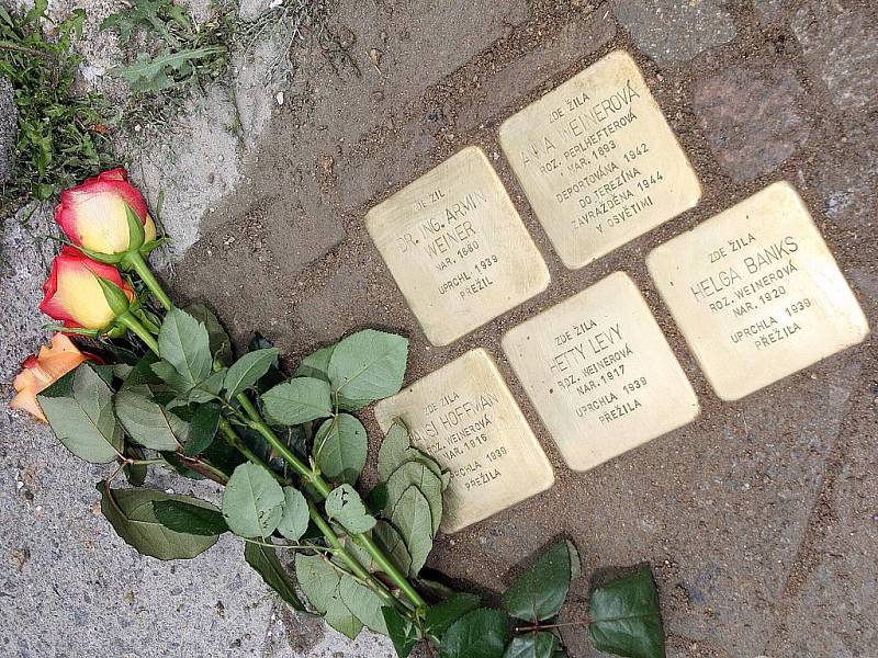 Stolpersteiny neboli Kameny zmizelých se objevily před domy v Bratislavské, Štěpánské, Žampachově a Vlhké a Táborské ulici.