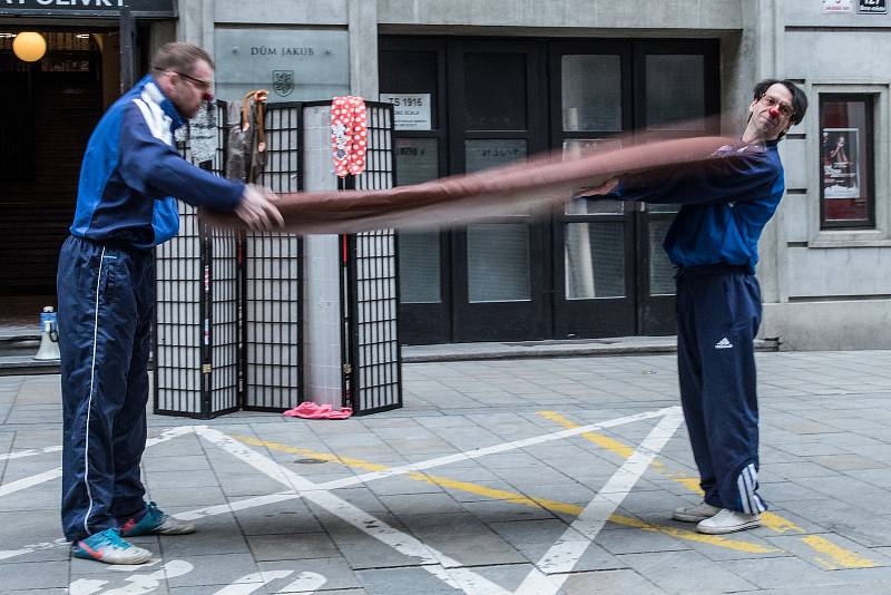 Kultura je taky služba. To je výzva Mezinárodního divadelního ústavu, ke které se připojilo také Divadlo Bolka Polívky. V tomto týdnu je tak možné potkat náhodně na ulici živá divadelní představení nebo skeče.