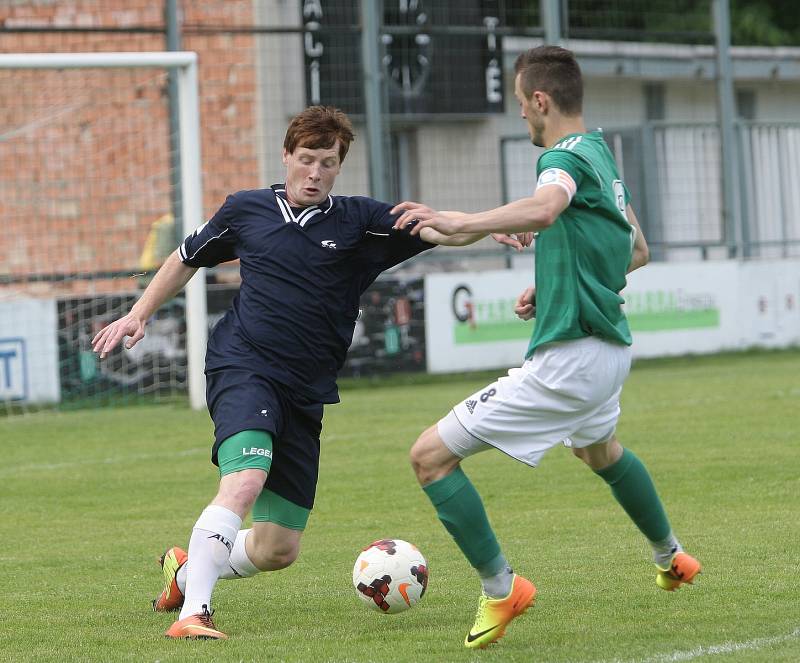 Fotbalisté Bohunic (v tmavém) slaví třetí vítězství v Jihomoravském poháru, když porazili městského rivala Bystrc 1:0.