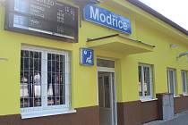 Správa železniční a dopravní cesty v pátek oficiálně předala zástupcům města opravenou výpravní budovu v Modřicích.