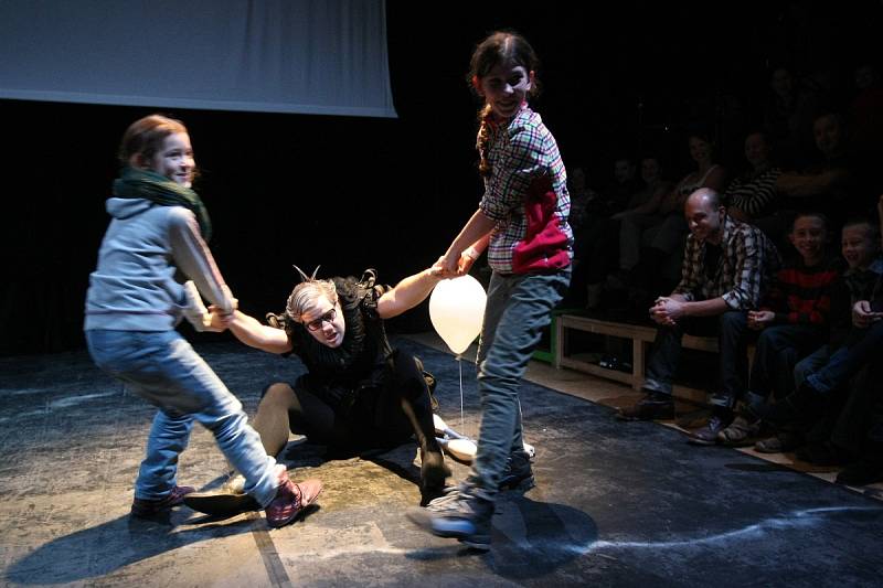 BAREVNÉ UMĚNÍ. Galashow byla vrcholem mezinárodního žonglérského setkání Brno Juggling Convention.