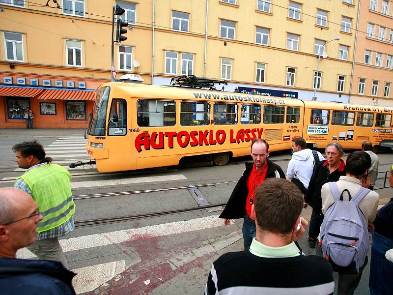 Tramvaj číslo 2 vykolejila na křižovatce Václavské a Křížové.