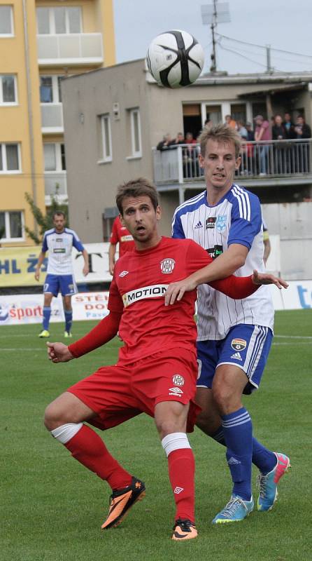 Fotbalisté brněnské Zbrojovky zdolali v devátém kole první ligy na domácím hřišti poslední Znojmo 2:0.