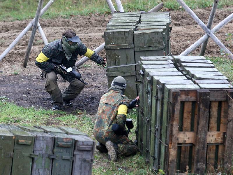 Army Day v Ořechově na Brněnsku. Zájemci se projeli v obrněném transportéru, lidé hráli i paintball.