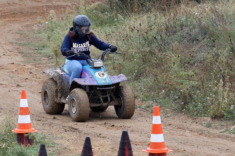 Army Day v Ořechově na Brněnsku. Zájemci se projeli v obrněném transportéru, lidé hráli i paintball.