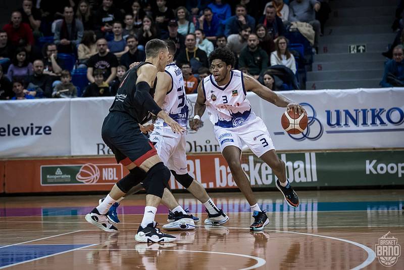 Brněnští basketbalisté (ve světlém) sehráli s favorizovaným Nymburkem vyrovnanou partii, obě mužstva se dostala přes stobodovou hranici.