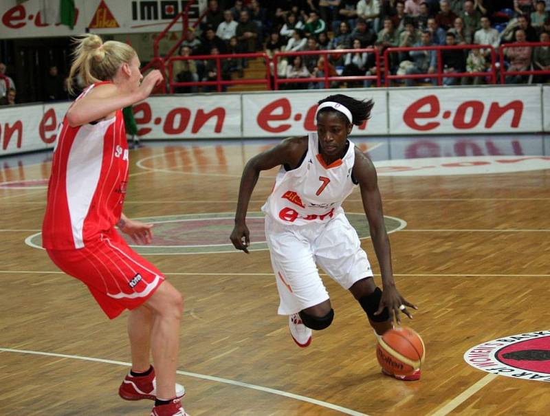 Basketbal Gambrinus - Hamchétou Maiga-Baová