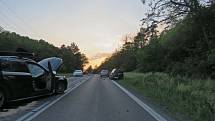 Srážka dvou aut u Čebína na Brněnsku. Podle policie nehodu způsobil jedenadvacetiletý řidič volkswagenu.  Škoda se vyšplhala zhruba na dva miliony.