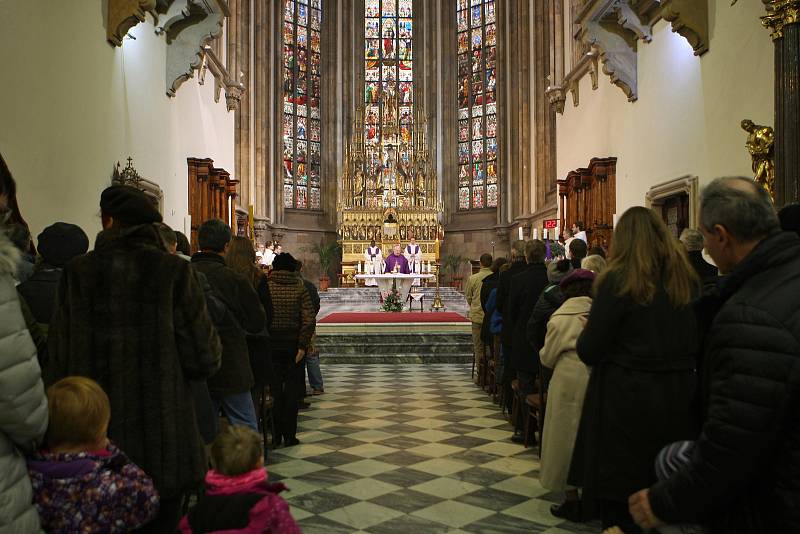 Stovky lidí se zúčastnily mše v brněnské katedrále na Petrově. Skauti přinesli Betlémské světlo.