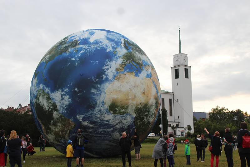 Nafukovacího Měsíce a Země se už lidé v Brně dotknout mohli. Nyní je čeká Mars.