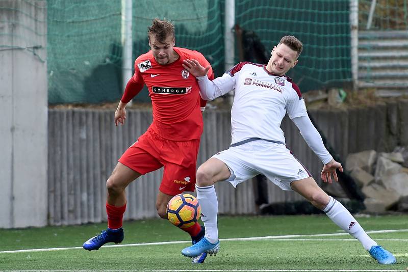 Přípravné utkání mezi FC Zbrojovka Brno (Jan Hladík) v červeném proti FK Železiarne Podbrezová.