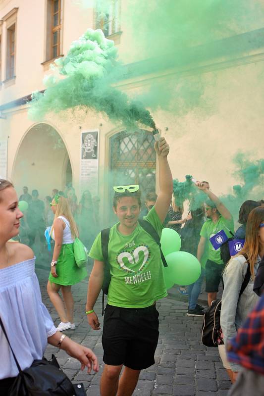 Tisíce studentů se zúčastnily majálesového průvodu z náměstí Svobody na brněnské výstaviště za doprovodu kapel.