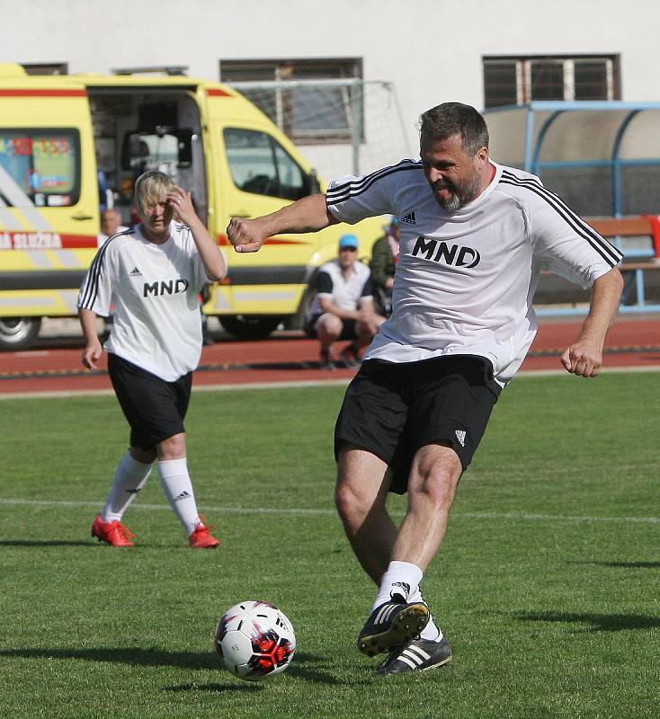 V sobotu se viceprezident Juventusu a držitel Zlatého míče Pavel Nedvěd s bývalými reprezentačními parťáky a kamarády zúčastnil oslav výročí sta let třetiligového klubu a křtu nové umělé trávy.