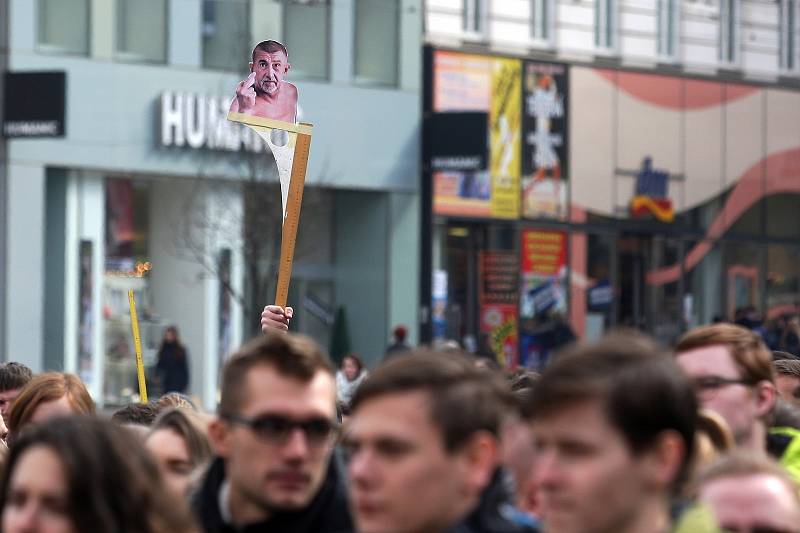 Studentská demonstrace VyjdiVen na brněnském náměstí Svobody.