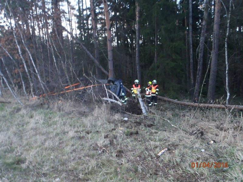 Na dálnici D1 havarovalo v pátek krátce před sedmou hodinou večer auto, ve kterém řidička vezla tři děti. Auto skončilo převrácené na boku v příkopě. K nehodě došlo na 168. kilometru ve směru na Prahu poblíž Devíti křížů.