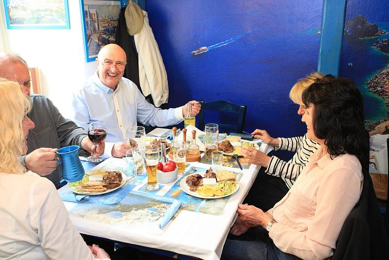 Vůně pečeného masa a pestrá hudba se nesly v neděli po poledni Sokolskou ulicí. V tamní restauraci Ellas se slavily řecké Velikonoce.