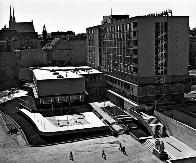 Hotel International Brno ve fotografiích nové publikace Moravské galerie.