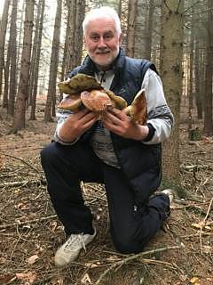 Jihomoravský hejtman Bohumil Šimek si o víkendu našel čas i na houbaření.