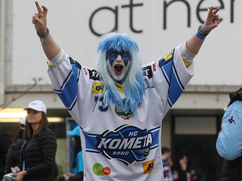 Hokejoví fanoušci brněnské Komety před prvním domácím zápasem play-off s pražskou Spartou.