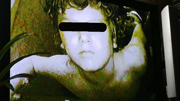 Záběr týraného chlapce z kamerového systému