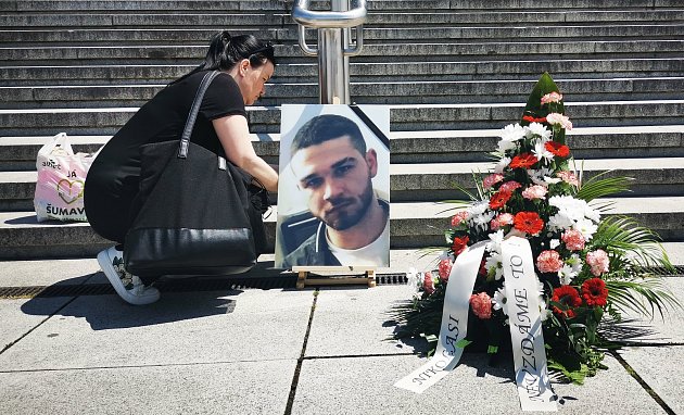 Pietní akce za uctění památky třiadvacetiletého romského mladíka, který o minulém víkendu zemřel po útoku muže pravděpodobně ukrajinské národnosti.