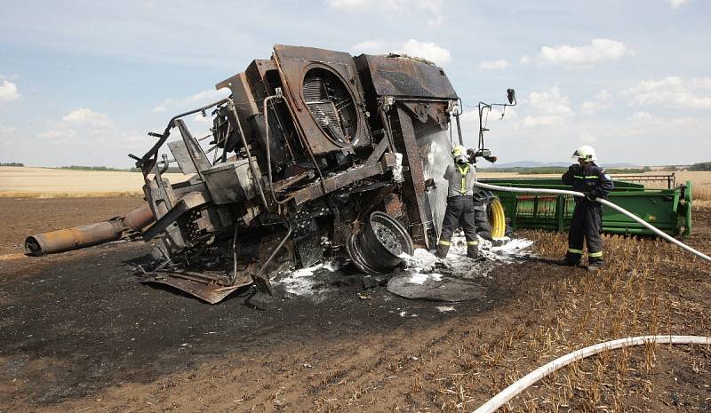 Ještě větší horko než běžným lidem bylo v pondělí krátce před jednou hodinou odpoledne hasičům, kteří zasahovali u rozsáhlého požáru nedaleko Vlasatic na Brněnsku.