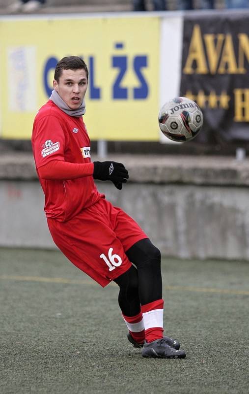 Jihomoravský souboj v Tipsport lize ovládlo Znojmo, které porazilo 1:0 brněnskou Zbrojovku (v červeném).