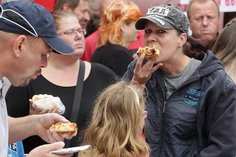  Náměstí míru v Židlochovicích na Brněnsku v sobotu zaplnily stovky lidí, kteří si nechtěli nechat ujít tradiční festival Meruňkobraní. 