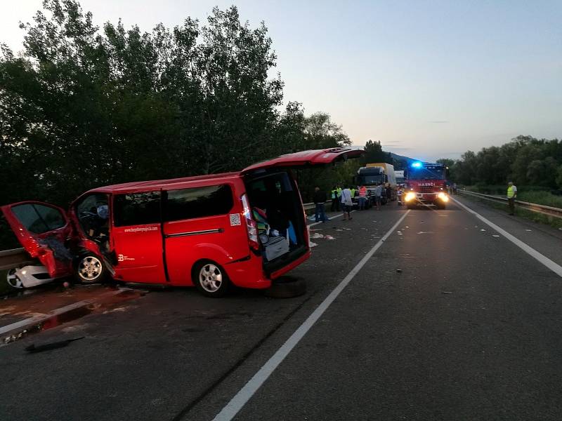 Při vážné nehodě u Pasohlávek zemřela žena a zranilo se dalších devět lidí včetně čtyř dětí.