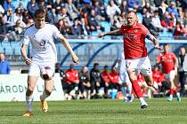 Fotbalisté Vyškova (v bílém) prohráli s vedoucí Zbrojovkou Brno (v červeném Jakub Řezníček) na svém stadionu v Drnovicích 0:2.