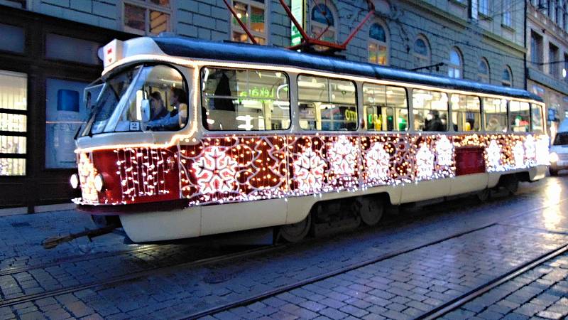 Osvětlená tramvaj, betlém i vánoční výzdoba přinesly do ulic Brna adventní atmosféru.