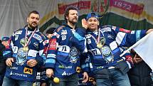 Hokejisté brněnské Komety si vychutnali oslavy titulu na pódiu. Hvězdy týmu pak rozdávaly lidem autogramy.