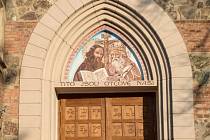 Dveře popsané hlaholicí kostela svatého Cyrila a Metoděje v Bílovicích nad Svitavou.