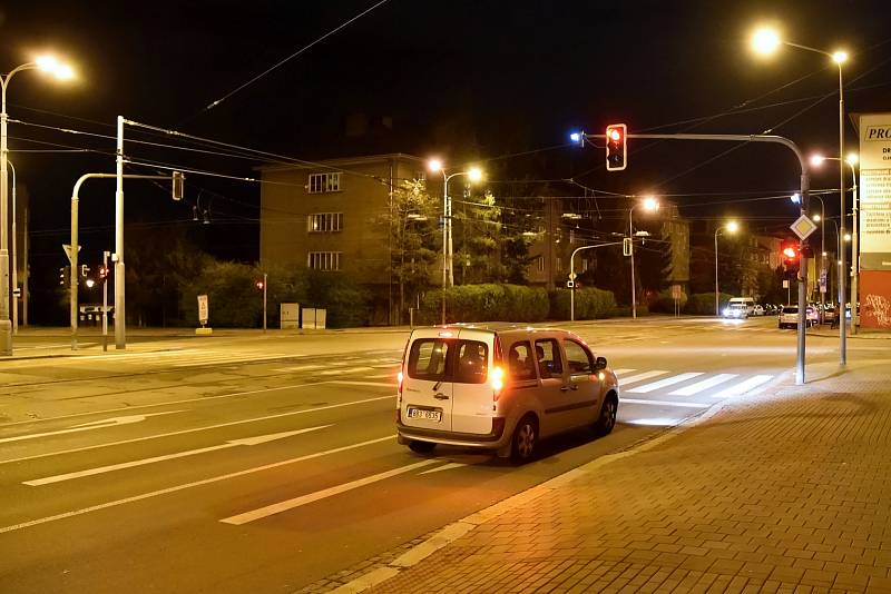 Červená na semaforech v nočním provozu v Brně.