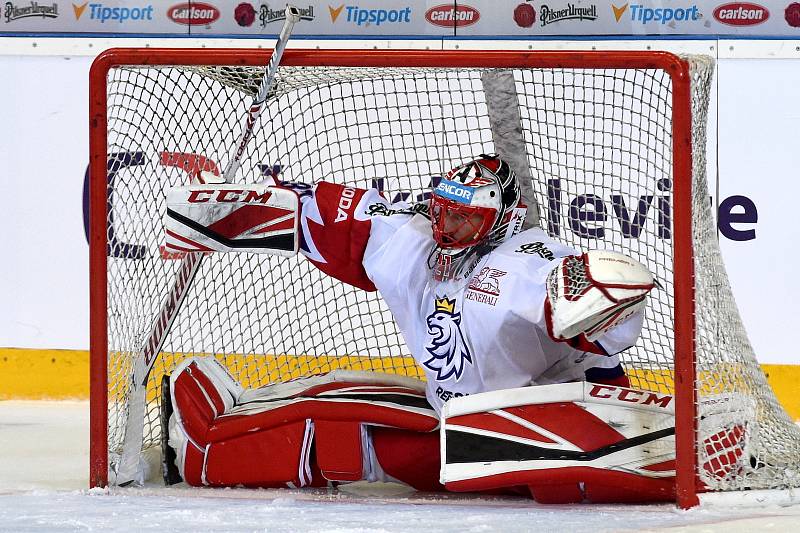 Úvodní zápas Carlson Hockey Games v brněnské DRFG aréně mezi Českou republikou (Jakub Kovář) v bílém a Finskem