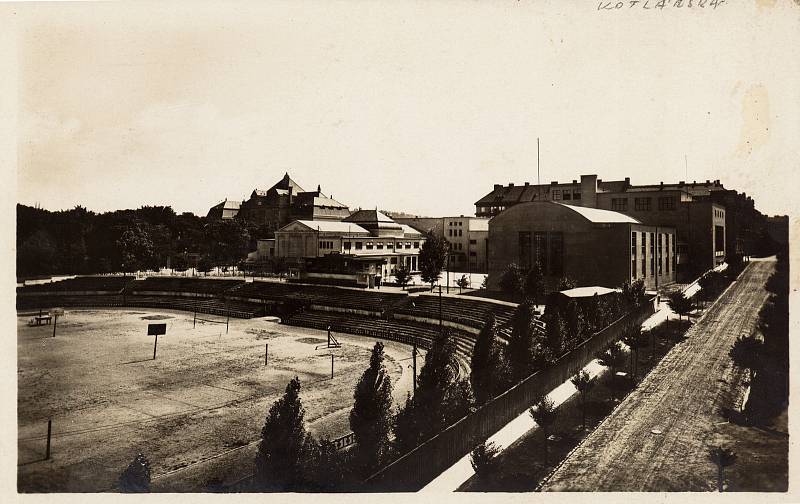 Sokolovna a společenské centrum Stadion má své kořeny v roce 1922. Budovu slavnostně otevřeli v roce 1929.