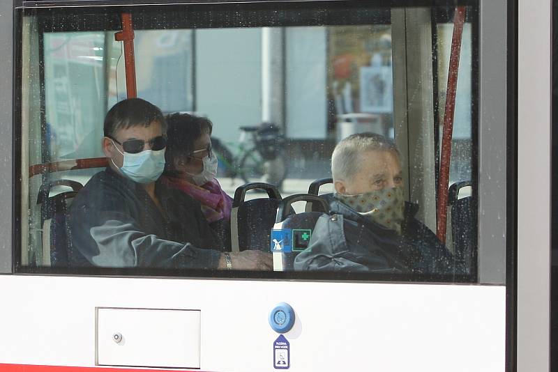 Brno po vyhlášení zákazu pohybu venku bez ochrany úst a nosu.