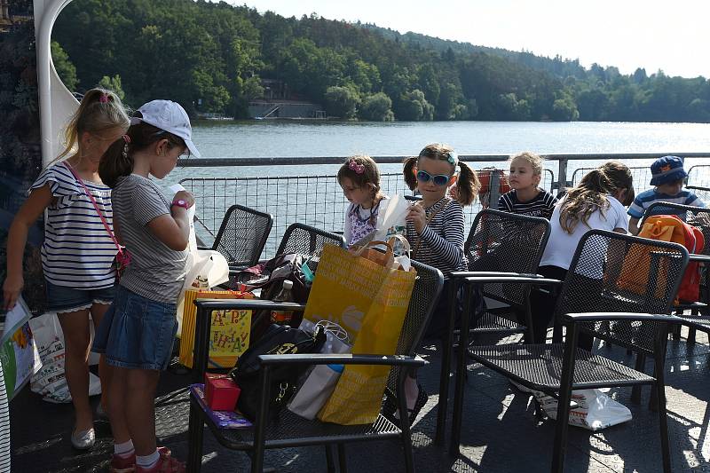 Žáci první třídy ZŠ Otevřená v Žebětíně dostali vysvědčení na lodi Dopravního podiku města Brna během plavby na brněnské přehradě.